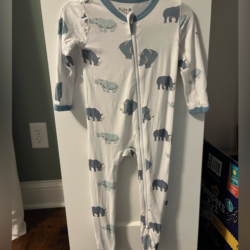 Kyte BABY rhino zippered footie